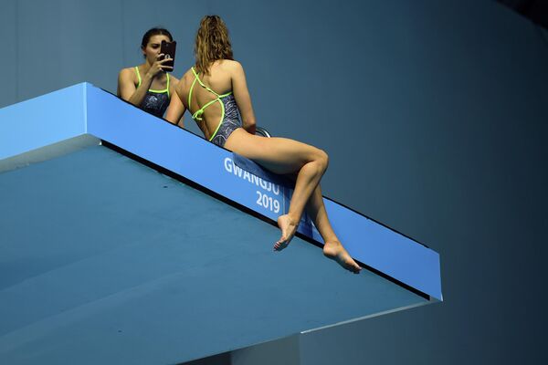 Спортсменки фотографируются во время чемпионата мира в Южной Корее Спортсменки фотографируются во время чемпионата мира в Южной Корее