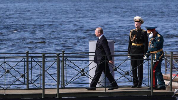 Президент РФ, верховный главнокомандующий Владимир Путин во время Главного военно-морского парада по случаю Дня Военно-морского флота РФ в Санкт-Петербурге. 28 июля 2019
