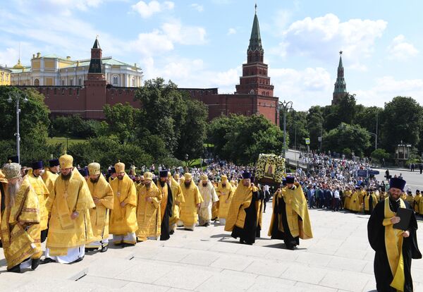Крестный ход к памятнику святому князю Владимиру на Боровицкой площади после завершения Божественной литургии в Успенском соборе Московского Кремля по случаю Дня Крещения Руси Крестный ход к памятнику святому князю Владимиру на Боровицкой площади после завершения Божественной литургии в Успенском соборе Московского Кремля по случаю Дня Крещения Руси