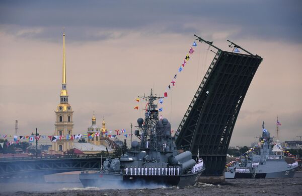 Малый ракетный корабль проекта 1234 Пассат и малый ракетный корабль проекта 21631 Серпухов у Дворцового моста на главном военно-морском параде, посвященном Дню ВМФ в Санкт-Петербурге Малый ракетный корабль проекта 1234 Пассат и малый ракетный корабль проекта 21631 Серпухов у Дворцового моста на главном военно-морском параде, посвященном Дню ВМФ в Санкт-Петербурге