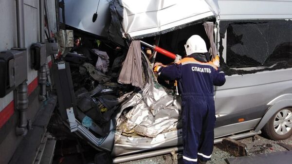 Сотрудник МЧС на месте ДТП с участием микроавтобуса и грузовика в Ростовской области. 29 июля 2019 Сотрудник МЧС на месте ДТП с участием микроавтобуса и грузовика в Ростовской области. 29 июля 2019