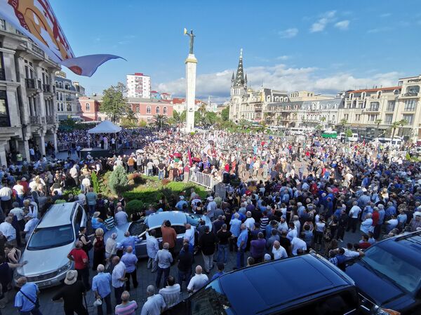 Участники митинга с требованием восстановить отношения с Россией в Батуми, Грузия. 28 июля 2019 Участники митинга с требованием восстановить отношения с Россией в Батуми, Грузия. 28 июля 2019