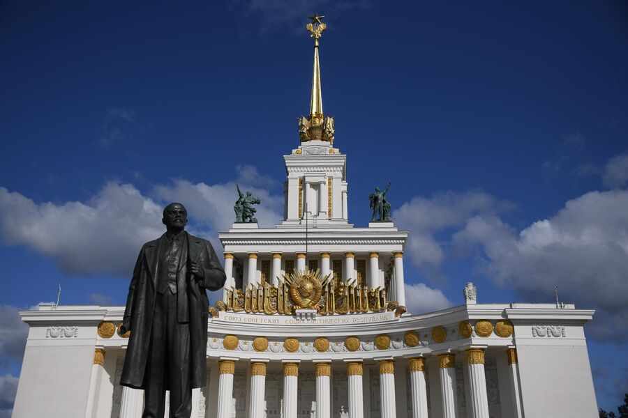 Памятник В. И. Ленину у павильона №1 Центральный на ВДНХ в Москва Памятник В. И. Ленину у павильона №1 Центральный на ВДНХ в Москва