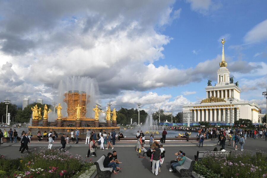 Фонтан Дружба народов и Центральный павильон на ВДНХ в Москве Фонтан Дружба народов и Центральный павильон на ВДНХ в Москве