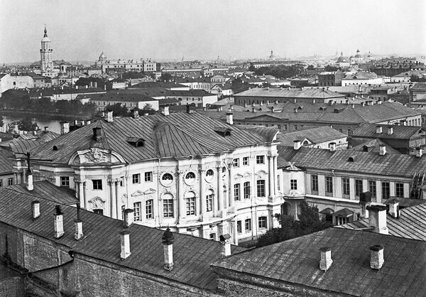 Вид на дом князей Трубецких на улице Покровка в Москве. Построен в 1742 году. Вид на дом князей Трубецких на улице Покровка в Москве. Построен в 1742 году.