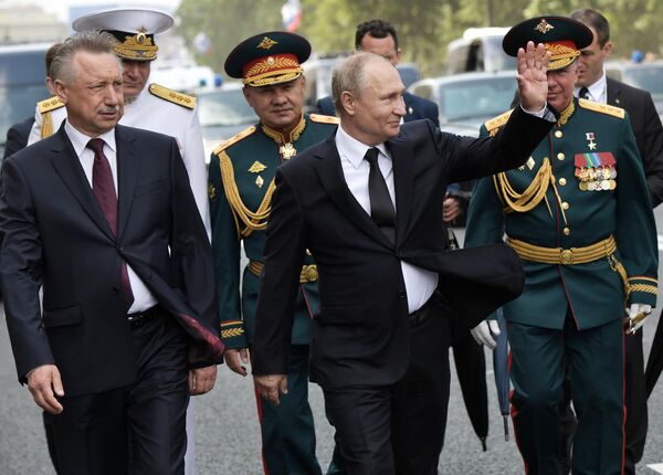 Президент РФ, верховный главнокомандующий Владимир Путин во время прогулки по Адмиралтейской набережной после Главного военно-морского парада по случаю Дня Военно-морского флота РФ в Санкт-Петербурге Президент РФ, верховный главнокомандующий Владимир Путин во время прогулки по Адмиралтейской набережной после Главного военно-морского парада по случаю Дня Военно-морского флота РФ в Санкт-Петербурге