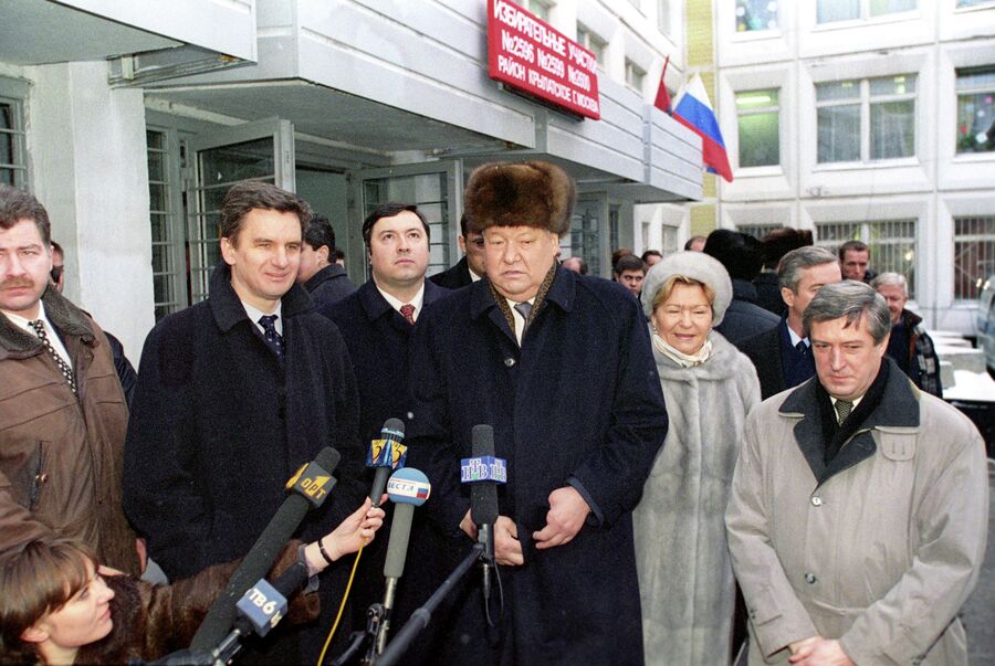 Президент России Борис Ельцин и его супруга Наина Ельцина на избирательном участке дают интервью после голосования Президент России Борис Ельцин и его супруга Наина Ельцина на избирательном участке дают интервью после голосования