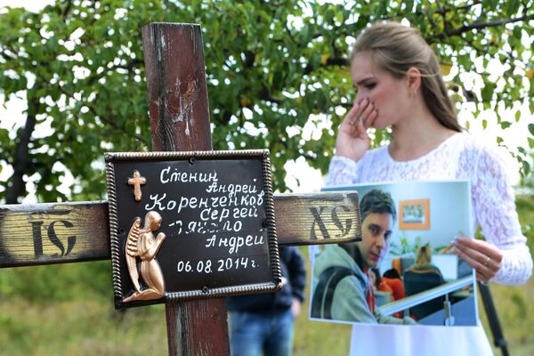 Девушка во время траурной церемонии на месте гибели фотокорреспондента Международного информационного агентства Россия сегодня Андрея Стенина Девушка во время траурной церемонии на месте гибели фотокорреспондента Международного информационного агентства Россия сегодня Андрея Стенина