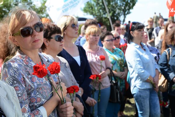 Участники траурной церемонии на месте гибели фотокорреспондента Международного информационного агентства Россия сегодня Андрея Стенина Участники траурной церемонии на месте гибели фотокорреспондента Международного информационного агентства Россия сегодня Андрея Стенина