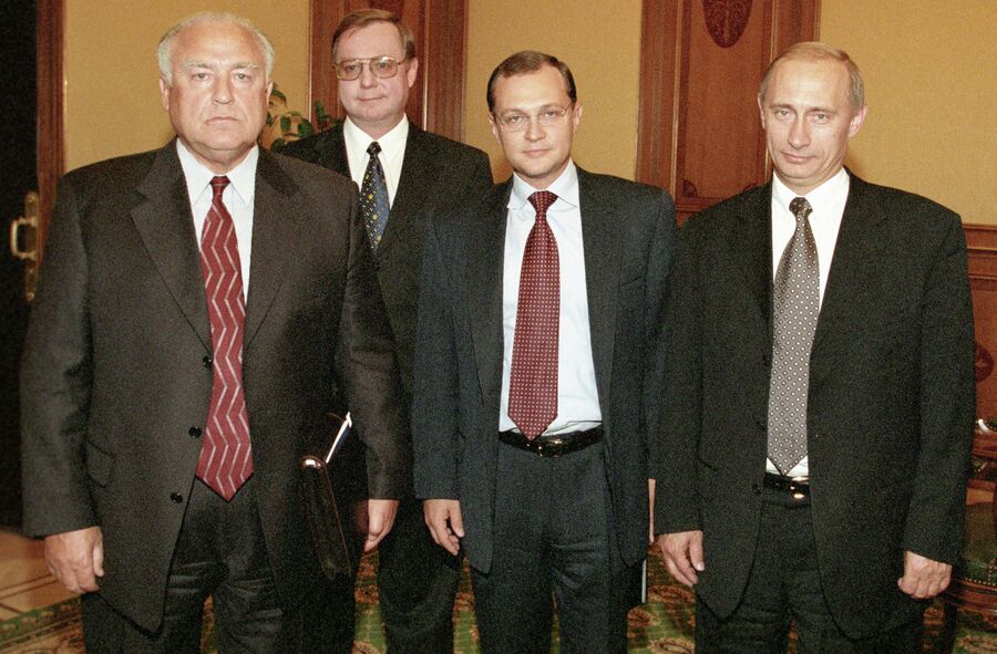 Премьер-министр РФ Владимир Путин на встрече с бывшими премьер-министрами РФ Сергеем Кириенко, Сергеем Степашиным и Виктором Черномырдиным Премьер-министр РФ Владимир Путин на встрече с бывшими премьер-министрами РФ Сергеем Кириенко, Сергеем Степашиным и Виктором Черномырдиным