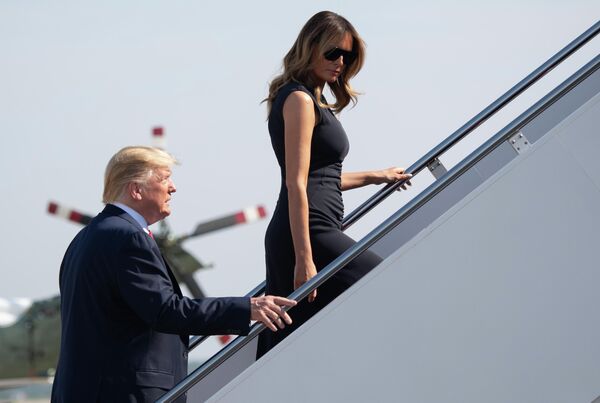 Президент США Дональд Трамп вместе с первой леди США Меланией Трамп возле самолета Президент США Дональд Трамп вместе с первой леди США Меланией Трамп возле самолета