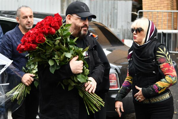 Михаил Шуфутинский во время прощания с певцом Вилли Токаревым в Москве в храме Святителя Николая в Котельниках Михаил Шуфутинский во время прощания с певцом Вилли Токаревым в Москве в храме Святителя Николая в Котельниках