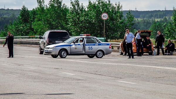 Сотрудники правоохранительных органов на дороге при въезде в Ачинск