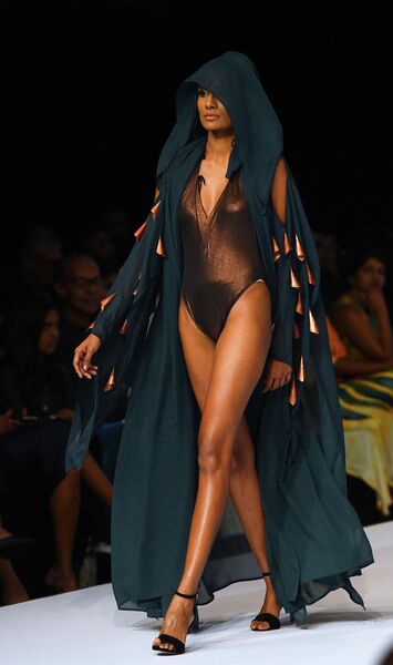 Модель во время показа коллекции дизайнера Aqua Blu на Swim Week Colombo Модель во время показа коллекции дизайнера Aqua Blu на Swim Week Colombo