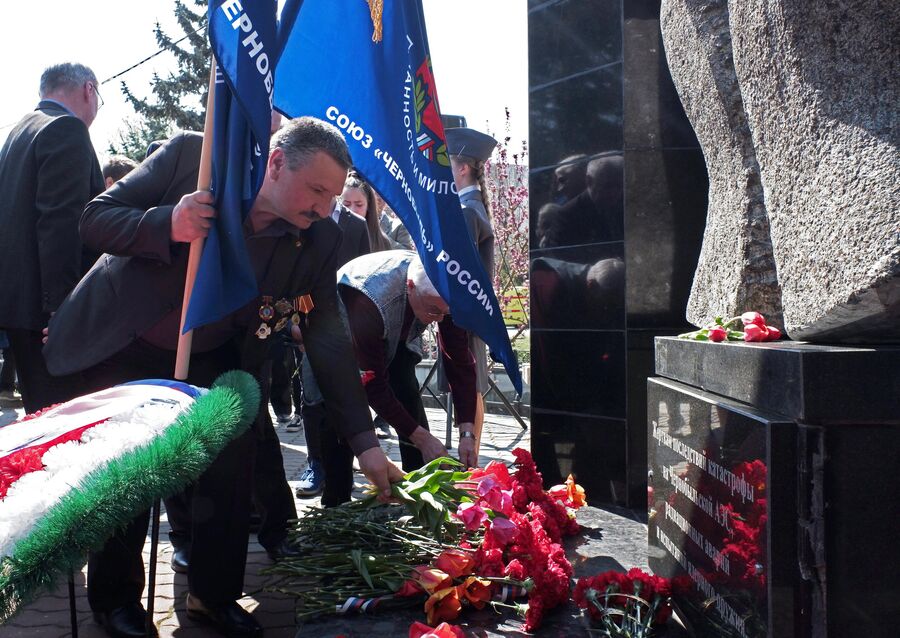Члены союза Чернобыль России возлагают цветы во время мероприятий, посвященных памяти жертв чернобыльской катастрофы в парке имени Гагарина в Симферополе. 2019 год Члены союза Чернобыль России возлагают цветы во время мероприятий, посвященных памяти жертв чернобыльской катастрофы в парке имени Гагарина в Симферополе. 2019 год