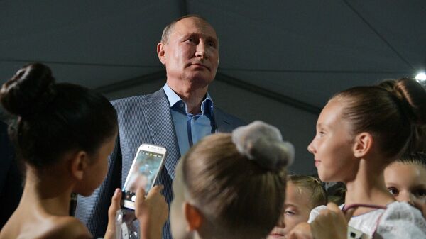 Президент РФ Владимир Путин во время встречи с детьми, прошедшими отбор в Академию хореографии Севастополя, в Государственном музее-заповеднике Херсонес Таврический перед открытием III ежегодного Международного фестиваля оперы и балета Херсонес Президент РФ Владимир Путин во время встречи с детьми, прошедшими отбор в Академию хореографии Севастополя, в Государственном музее-заповеднике Херсонес Таврический перед открытием III ежегодного Международного фестиваля оперы и балета Херсонес