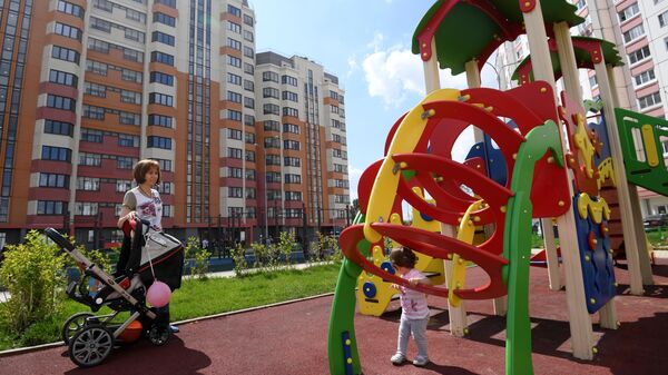 Детская площадка у многоэтажного жилого дома в ЮЗАО Детская площадка у многоэтажного жилого дома в ЮЗАО