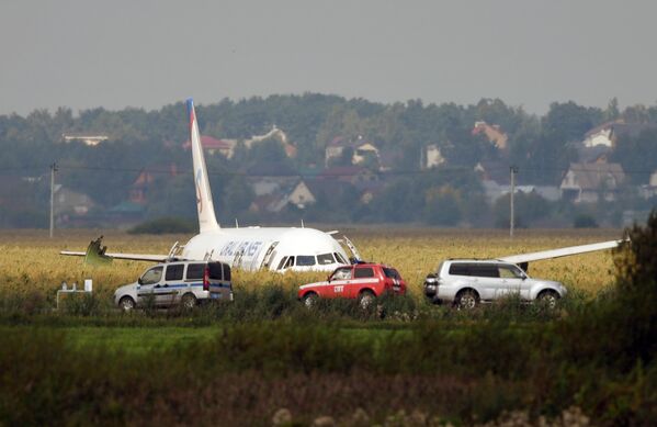Самолет Airbus А-321 авиакомпании Уральские авиалинии после аварийной посадки в Жуковском Самолет Airbus А-321 авиакомпании Уральские авиалинии после аварийной посадки в Жуковском