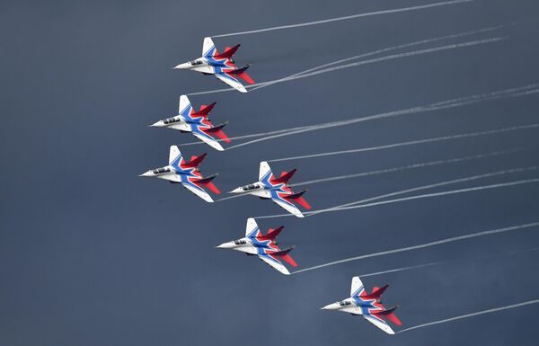 Самолеты МиГ-29 пилотажной группы Стрижи на всероссийском этапе конкурса Авиадартс под Рязанью Самолеты МиГ-29 пилотажной группы Стрижи на всероссийском этапе конкурса Авиадартс под Рязанью