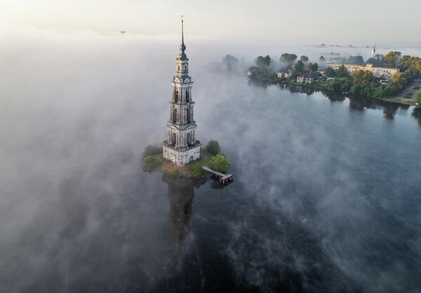 Затопленная водами Угличского водохранилища колокольня Никольского собора Затопленная водами Угличского водохранилища колокольня Никольского собора