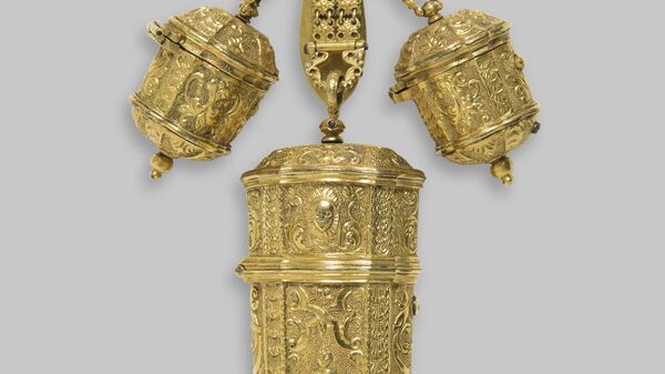 Шатлен с несессером и двумя ароматниками
Европа, 1760-е гг. Шатлен с несессером и двумя ароматниками
Европа, 1760-е гг.