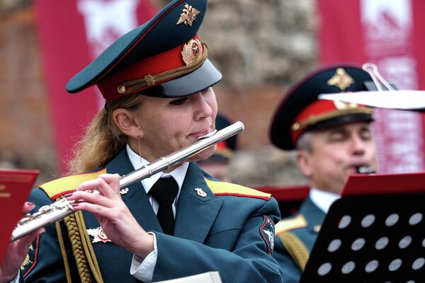Музыканты Центрального военного оркестра Министерства обороны РФ выступают в Александровском саду во время закрытия фестиваля Военные оркестры в парках Музыканты Центрального военного оркестра Министерства обороны РФ выступают в Александровском саду во время закрытия фестиваля Военные оркестры в парках
