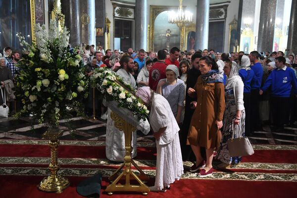 Верующие во время всенощного бдения накануне праздника Преображения Господня в Казанском кафедральном соборе в Санкт-Петербурге Верующие во время всенощного бдения накануне праздника Преображения Господня в Казанском кафедральном соборе в Санкт-Петербурге