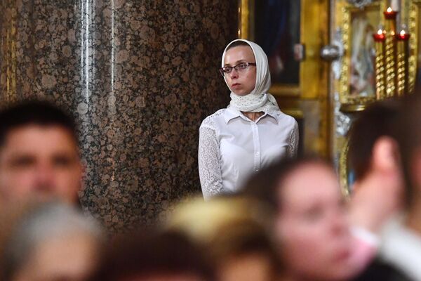 Верующие во время всенощного бдения накануне праздника Преображения Господня в Казанском кафедральном соборе в Санкт-Петербурге Верующие во время всенощного бдения накануне праздника Преображения Господня в Казанском кафедральном соборе в Санкт-Петербурге