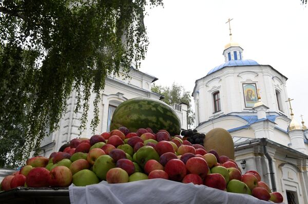 Освященные фрукты возле храма Преображения господня в селе Большие Кабаны Лаишевского района республики Татарстан Освященные фрукты возле храма Преображения господня в селе Большие Кабаны Лаишевского района республики Татарстан