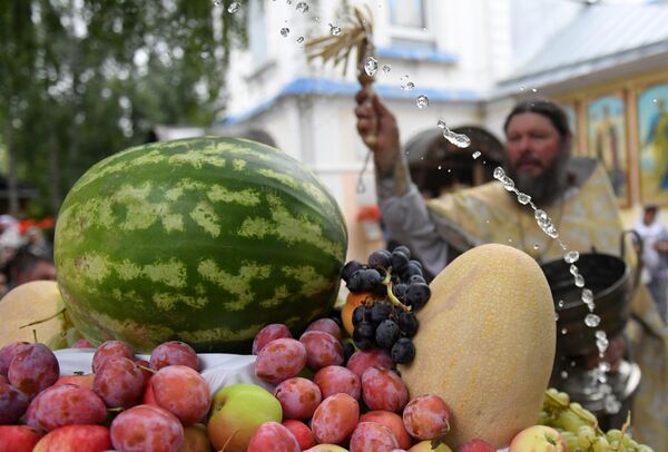 Освящение фруктов у храма Преображения господня в селе Большие Кабаны Лаишевского района республики Татарстан Освящение фруктов у храма Преображения господня в селе Большие Кабаны Лаишевского района республики Татарстан