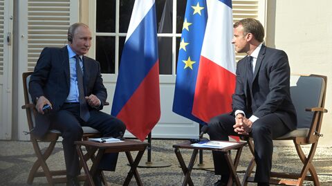 Президент РФ Владимир Путин и президент Франции Эммануэль Макрон во время встречи в резиденции президента Франции Форт Брегансон Президент РФ Владимир Путин и президент Франции Эммануэль Макрон во время встречи в резиденции президента Франции Форт Брегансон