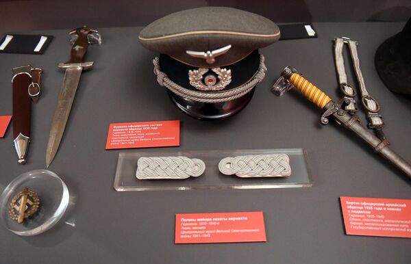 Фуражка офицерского состава вермахта образца 1935 года (Германия, 1935- 1945 гг.), погоны майора пехоты вермахта (Германия, 1930-1940-е ), кортик офицерский армейский образца 1935 года в ножнах с подвесом (Германия, 1935- 1945 гг.), представленные на открытии историко-документальной выставки 1939 год. Начало Второй мировой войны Фуражка офицерского состава вермахта образца 1935 года (Германия, 1935- 1945 гг.), погоны майора пехоты вермахта (Германия, 1930-1940-е ), кортик офицерский армейский образца 1935 года в ножнах с подвесом (Германия, 1935- 1945 гг.), представленные на открытии историко-документальной выставки 1939 год. Начало Второй мировой войны