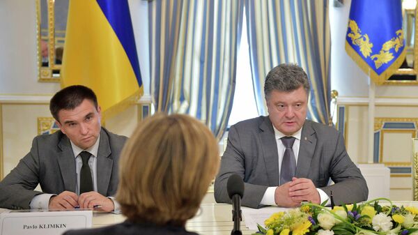 Министр иностранных дел Украины Павел Климкин и президент Украины Петр Порошенко перед началом церемонии подписания в Киеве меморандума о расследовании крушения Boeing 777 Министр иностранных дел Украины Павел Климкин и президент Украины Петр Порошенко перед началом церемонии подписания в Киеве меморандума о расследовании крушения Boeing 777