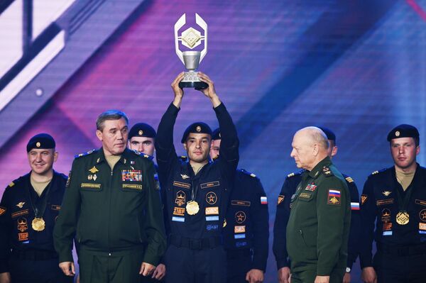 Валерий Герасимов и Олег Салюков вручили кубок военнослужащим армии России за 1-е место в финале первого дивизиона конкурса Танковый биатлон V Армейских международных игр-2019 Валерий Герасимов и Олег Салюков вручили кубок военнослужащим армии России за 1-е место в финале первого дивизиона конкурса Танковый биатлон V Армейских международных игр-2019