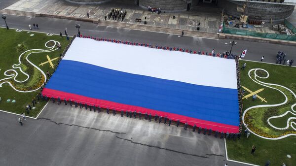 Флешмоб в честь Дня государственного флага России на площади Парка Победы на Поклонной горе Флешмоб в честь Дня государственного флага России на площади Парка Победы на Поклонной горе