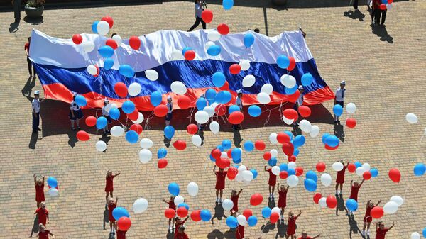 Участники торжественного мероприятия, посвященного празднованию Дня государственного флага Российской Федерации, на площади возле исторического парка Россия - Моя история в Ростове-на-Дону Участники торжественного мероприятия, посвященного празднованию Дня государственного флага Российской Федерации, на площади возле исторического парка Россия - Моя история в Ростове-на-Дону