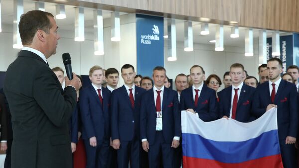 Председатель правительства РФ Дмитрий Медведев и члены российской сборной - участники 45-го Мирового чемпионата по профессиональному мастерству по стандартам WorldSkills Председатель правительства РФ Дмитрий Медведев и члены российской сборной - участники 45-го Мирового чемпионата по профессиональному мастерству по стандартам WorldSkills
