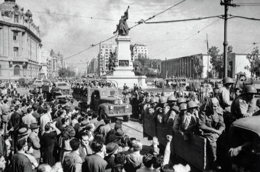 Советские войска на улицах освобожденного Бухареста Советские войска на улицах освобожденного Бухареста