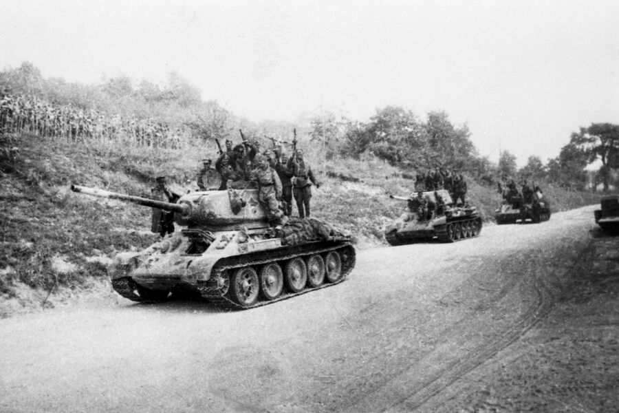 Ясско-Кишиневская операция (20 - 29 августа 1944 года). Советские танки идут на помощь повстанцам на окраине города Бухареста Ясско-Кишиневская операция (20 - 29 августа 1944 года). Советские танки идут на помощь повстанцам на окраине города Бухареста