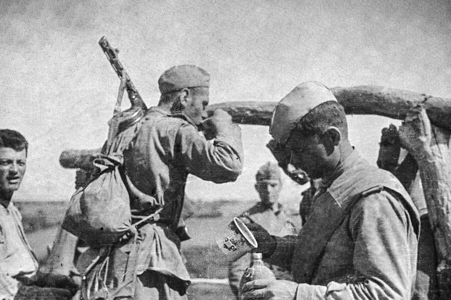 В освобожденной молдавской деревне. Солдаты у колодца. Ясско-Кишиневская операция В освобожденной молдавской деревне. Солдаты у колодца. Ясско-Кишиневская операция