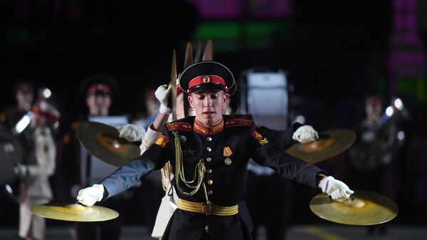 Оркестр суворовцев Московского военно-музыкального училища имени генерал-лейтенанта В. М. Халилова на репетиции парада участников Международного военно-музыкального фестиваля Спасская башня на Красной площади в Москве Оркестр суворовцев Московского военно-музыкального училища имени генерал-лейтенанта В. М. Халилова на репетиции парада участников Международного военно-музыкального фестиваля Спасская башня на Красной площади в Москве