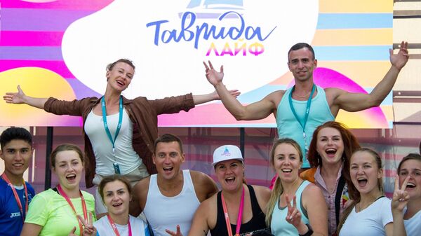 ОлимпийскиЙ чемпион по лыжным гонкам Александр Легков с участниками фестиваля творческих сообществ Таврида-АРТ в бухте Капсель в Судаке ОлимпийскиЙ чемпион по лыжным гонкам Александр Легков с участниками фестиваля творческих сообществ Таврида-АРТ в бухте Капсель в Судаке