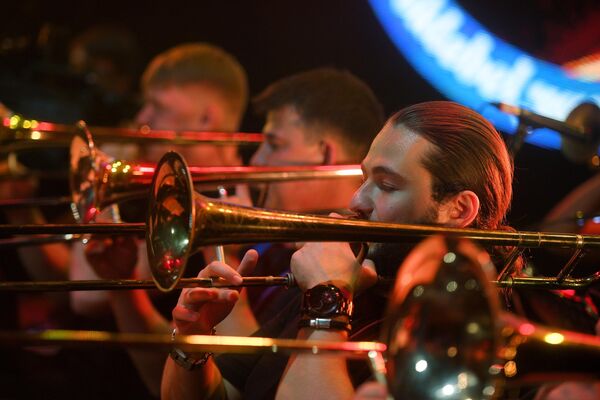 Участники SG Big Band во время выступления на 17-м международном музыкальном фестивале Koktebel Jazz Party в Крыму Участники SG Big Band во время выступления на 17-м международном музыкальном фестивале Koktebel Jazz Party в Крыму