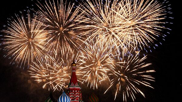Салют на торжественной церемонии открытия XII Международного военно-музыкального фестиваля Спасская башня на Красной площади в Москве Салют на торжественной церемонии открытия XII Международного военно-музыкального фестиваля Спасская башня на Красной площади в Москве