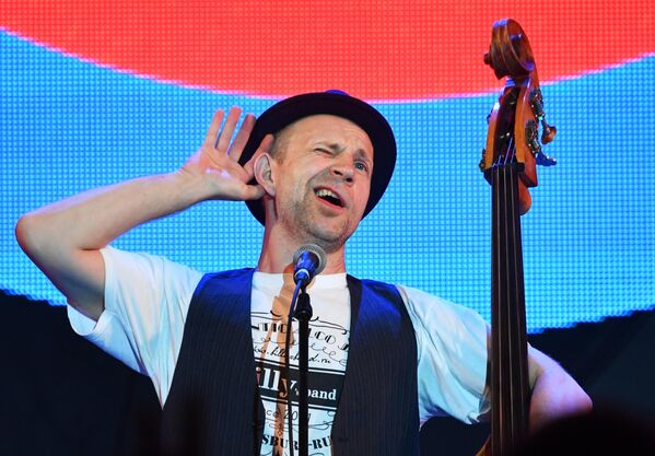 Музыкант группы Billy’s Band Билли Новик выступает на фестивале Koktebel Jazz Party в Крыму Музыкант группы Billy’s Band Билли Новик выступает на фестивале Koktebel Jazz Party в Крыму
