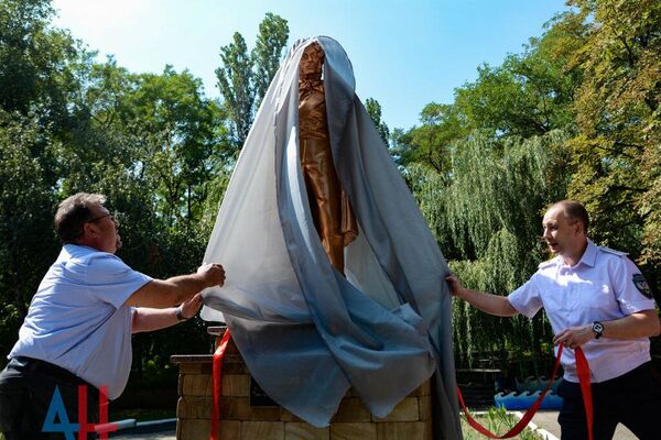 В Донецке открыли напечатанный на 3D-принтере памятник Пушкину В Донецке открыли напечатанный на 3D-принтере памятник Пушкину