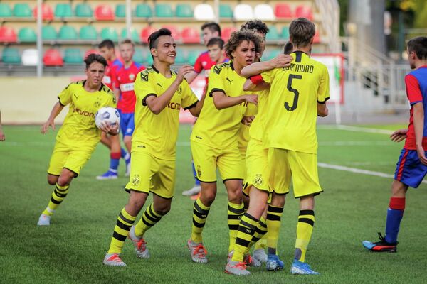 Игроки футбольной команды Боруссия Дортмунд (U-14) во время UTLC Cup Игроки футбольной команды Боруссия Дортмунд (U-14) во время UTLC Cup