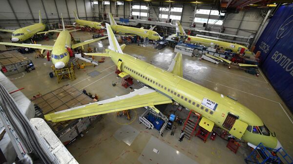 Самолеты Sukhoi Superjet 100 в цехе окончательной сборки на заводе имени Гагарина в Комсомольске-на-Амуре Самолеты Sukhoi Superjet 100 в цехе окончательной сборки на заводе имени Гагарина в Комсомольске-на-Амуре