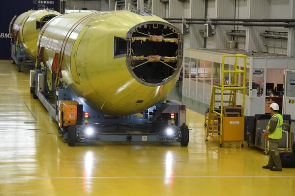 Перемещение фюзеляжа самолета Sukhoi Superjet 100 по цеху на заводе имени Гагарина в Комсомольске-на-Амуре Перемещение фюзеляжа самолета Sukhoi Superjet 100 по цеху на заводе имени Гагарина в Комсомольске-на-Амуре