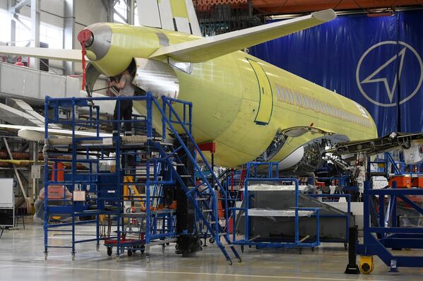Самолет Sukhoi Superjet 100 в цехе окончательной сборки на заводе имени Гагарина в Комсомольске-на-Амуре Самолет Sukhoi Superjet 100 в цехе окончательной сборки на заводе имени Гагарина в Комсомольске-на-Амуре
